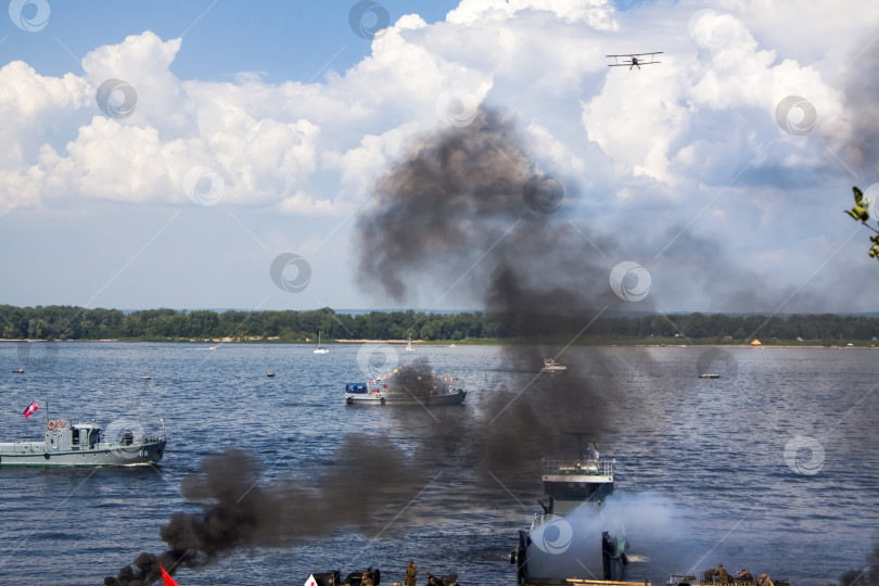 Скачать Самара, Россия, 2016-07-31, Праздник Военно-морского флота. Показ военной техники в действии. Реконструкция боевых действий на реке Волга. фотосток Ozero