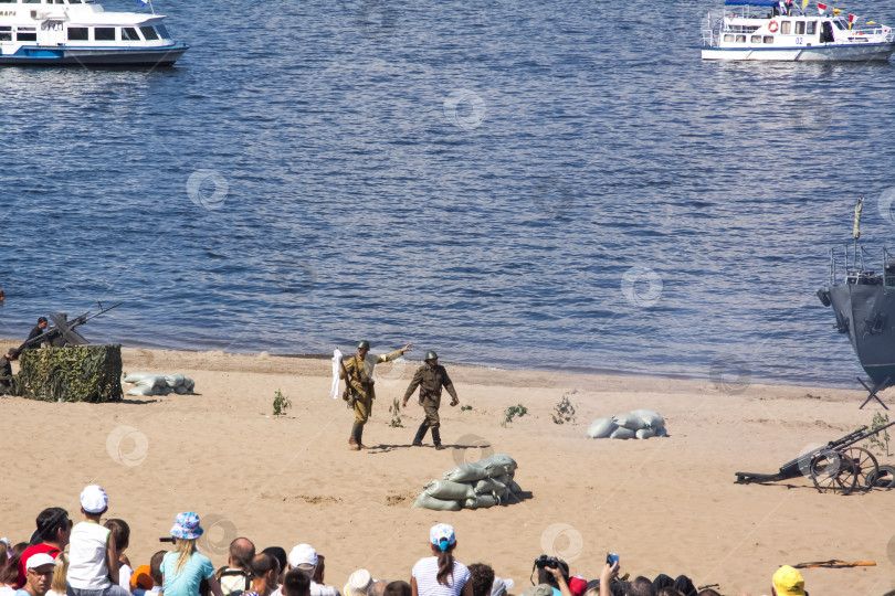 Скачать Самара, Россия, 2016-07-31, Праздник Военно-морского флота. Показ военной техники в действии. Реконструкция боевых действий на реке Волга. фотосток Ozero