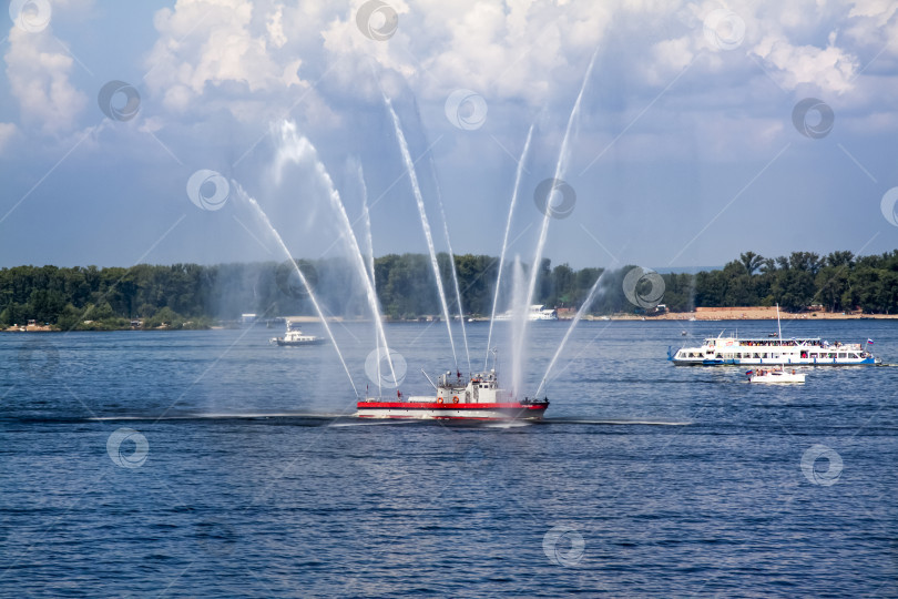 Скачать Самара, Россия, 2016-07-31, Праздник Военно-морского флота. Показ военной техники в действии. Реконструкция боевых действий на реке Волга. фотосток Ozero