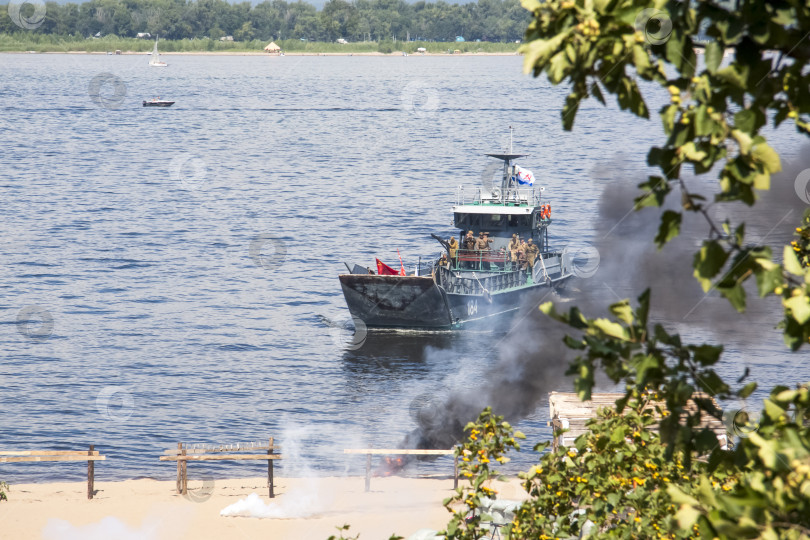 Скачать Самара, Россия, 2016-07-31, Праздник Военно-морского флота. Показ военной техники в действии. Реконструкция боевых действий на реке Волга. фотосток Ozero