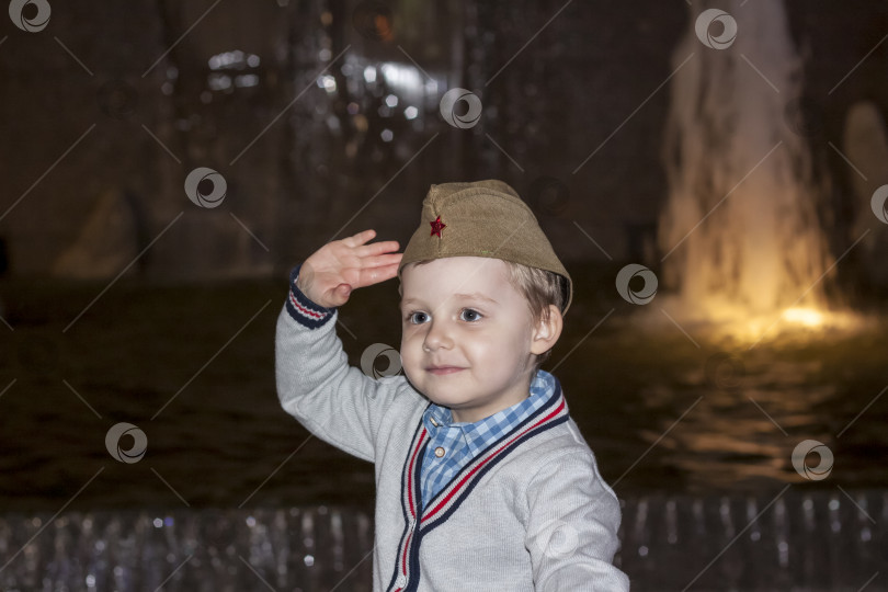 Скачать Ребенок. Эмоции. Забавный мальчик. Мальчик в военной фуражке. фотосток Ozero