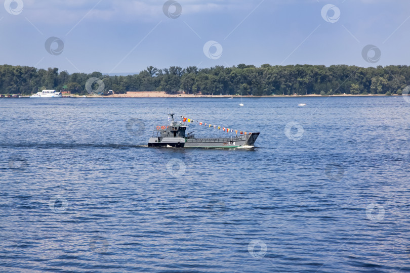 Скачать Самара, Россия, 2016-07-31, Праздник Военно-морского флота. Показ военной техники в действии. Реконструкция боевых действий на реке Волга. фотосток Ozero