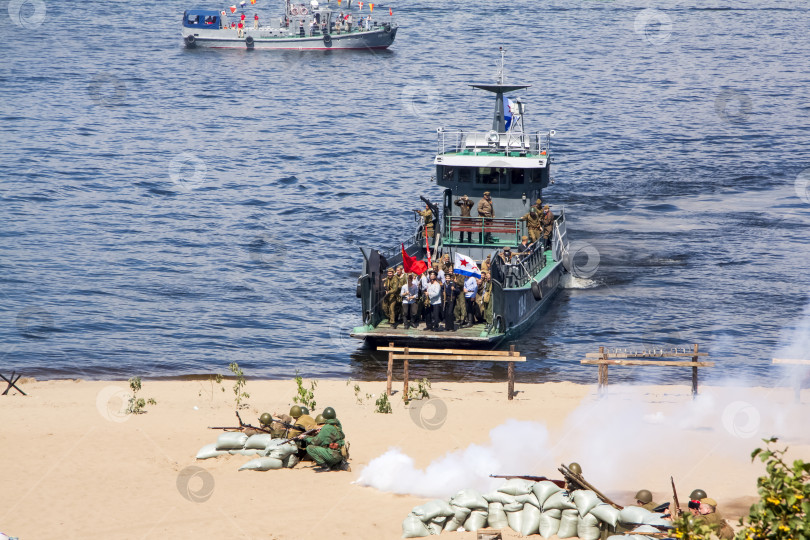 Скачать Самара, Россия, 2016-07-31, Праздник Военно-морского флота. Показ военной техники в действии. Реконструкция боевых действий на реке Волга. фотосток Ozero