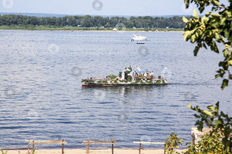 Скачать Самара, Россия, 2016-07-31, Праздник Военно-морского флота. Показ военной техники в действии. Реконструкция боевых действий на реке Волга. фотосток Ozero