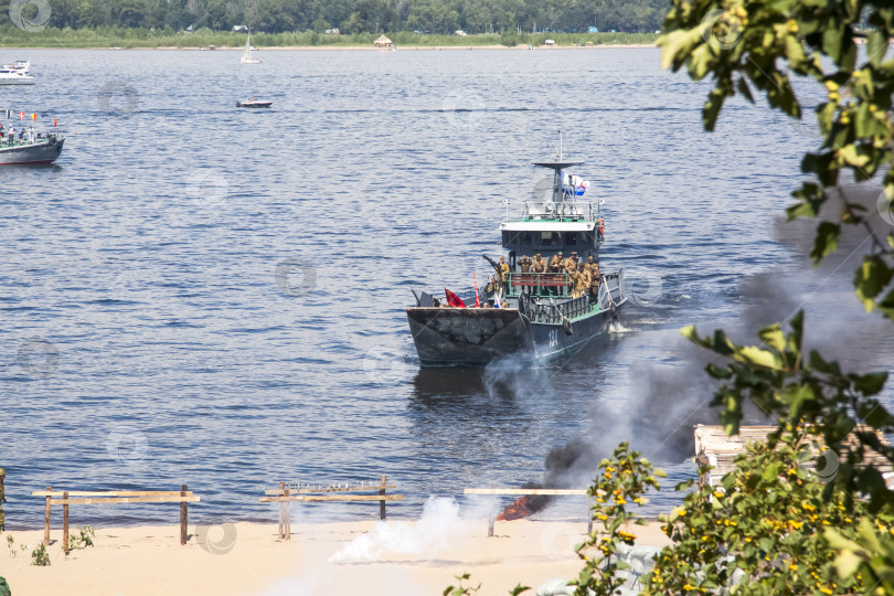 Скачать Самара, Россия, 2016-07-31, Праздник Военно-морского флота. Показ военной техники в действии. Реконструкция боевых действий на реке Волга. фотосток Ozero