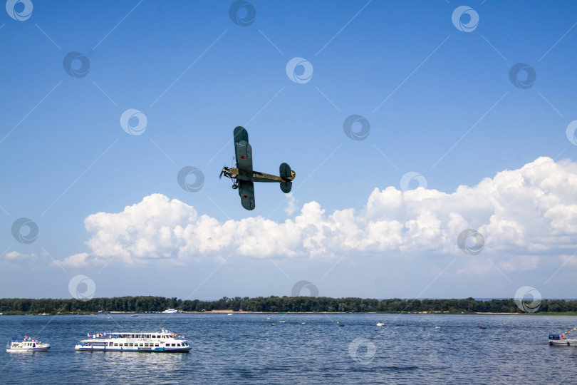 Скачать Самара, Россия, 2016-07-31, Праздник Военно-морского флота. Показ военной техники в действии. Реконструкция боевых действий на реке Волга. Самолет в небе. фотосток Ozero