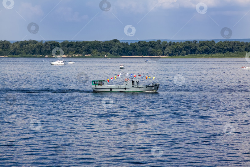 Скачать Самара, Россия, 2016-07-31, Праздник Военно-морского флота. Показ военной техники в действии. Реконструкция боевых действий на реке Волга. фотосток Ozero