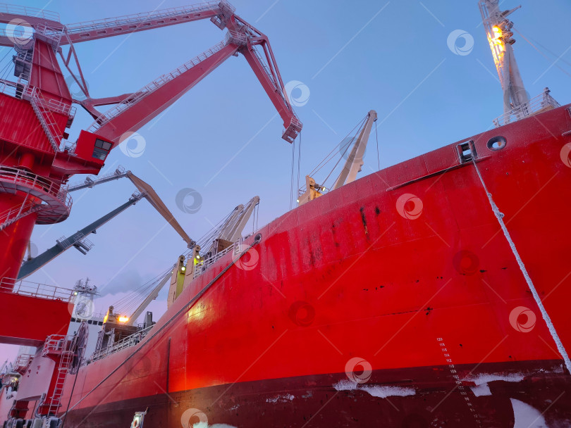 Скачать Портовые краны склонили стрелы в период загрузки судна Зимняя навигация в условиях Арктических льдов - вынужденная мера для необходимой доставки первоочередных грузов. Арктика. фотосток Ozero