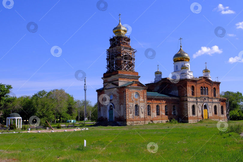 Скачать Реставрация храма в села Пыховка, строительные леса и оборудование. фотосток Ozero