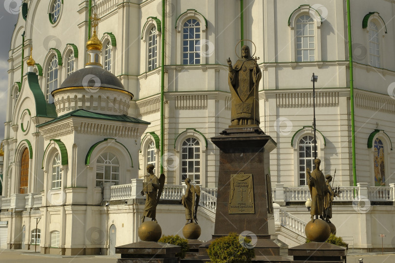 Скачать Памятник Первому Епископу Воронежскому возле Благовещенского Собора. фотосток Ozero