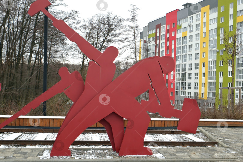 Скачать Памятник железнодорожным строителям или "Молотобойцы, бьем по лжеударникам!" фотосток Ozero