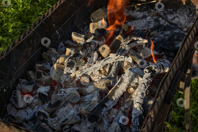 Скачать Горящие дрова в мангале крупным планом. фотосток Ozero