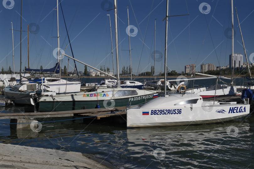 Скачать Парусные лодки у пристани в воскресный день перед началом парусной регаты. фотосток Ozero