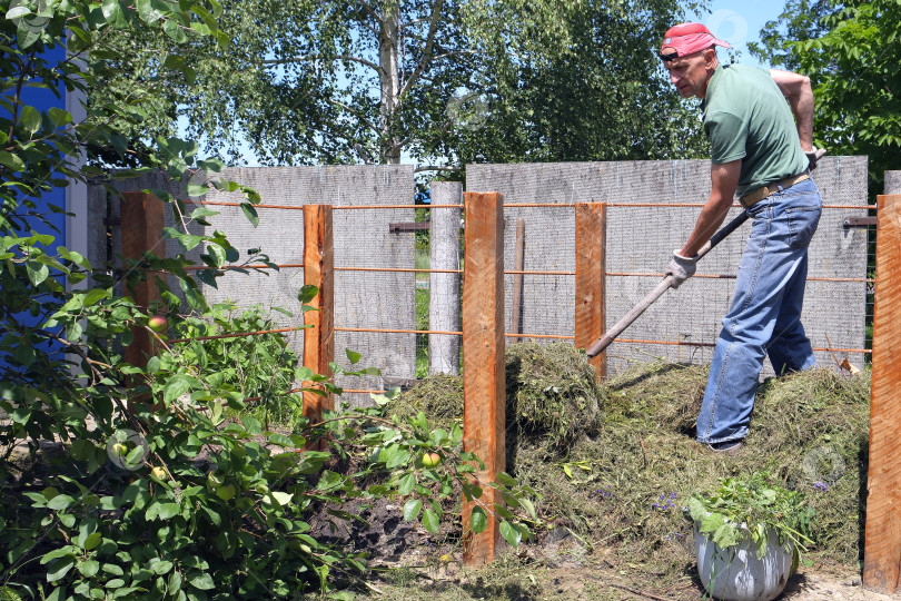 Скачать Наполнение компостного ящика свежескошенной травой. фотосток Ozero