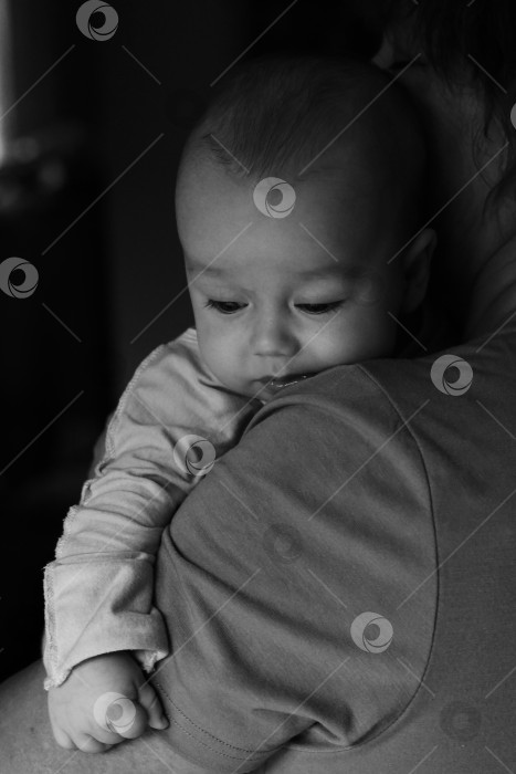 Скачать Малыш положил голову бабушке на плечо фотосток Ozero