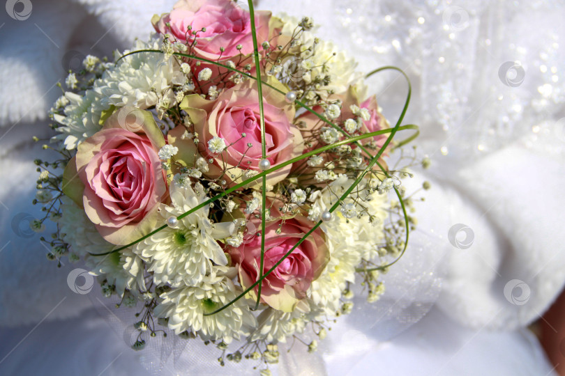 Скачать Свадебный букет из розовых роз фотосток Ozero