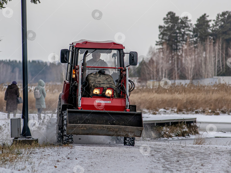 Скачать Россия г.Красноярск 07 ноября   2025г. «Беларус 320.4М» — колёсный универсальный трактор фотосток Ozero