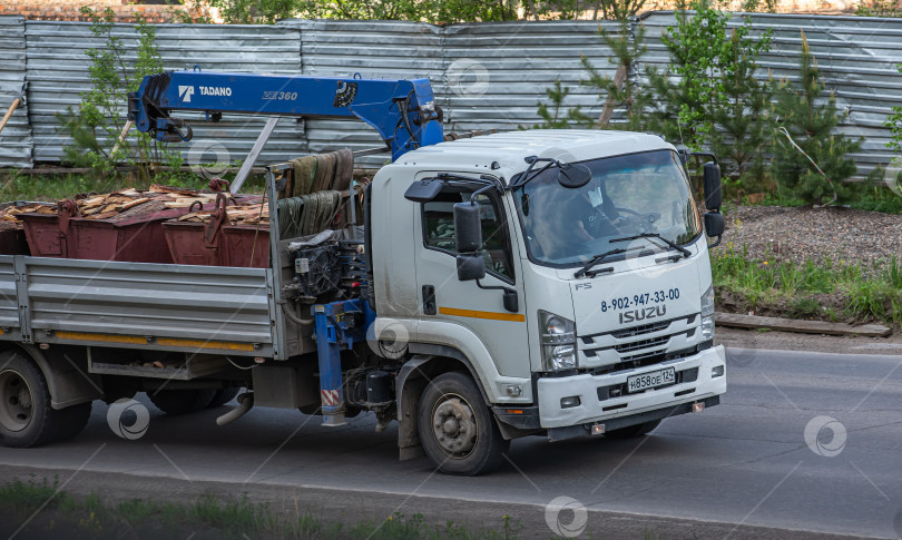 Скачать Россия г.Красноярск 23 мая  2025г.  Автомобильный манипулятор Tadano TM-ZE500 для Isuzu. фотосток Ozero