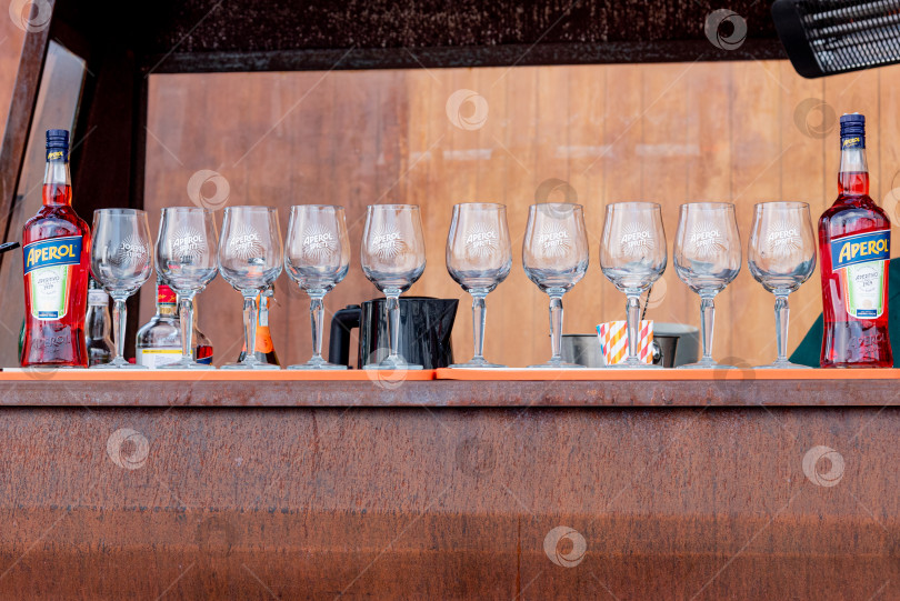 Скачать Котор, Черногория, 2 октября 2025 года, Алкогольный коктейль "Апероль" в стеклянном бокале фотосток Ozero