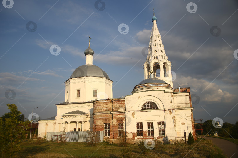Скачать Вид на природу и Храм города Серпухов фотосток Ozero