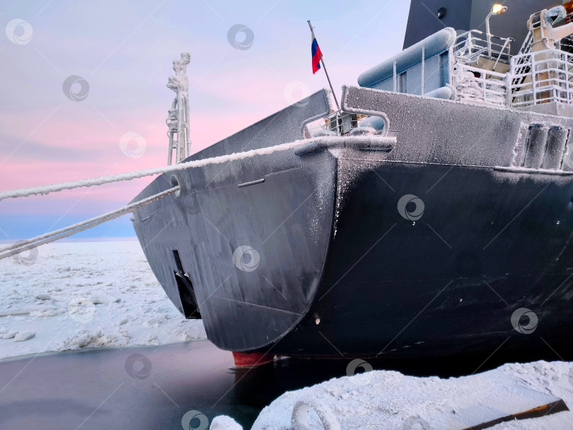 Скачать Корма судна у причальной стены в мор порту г Певек. Арктика. Зимняя навигация фотосток Ozero