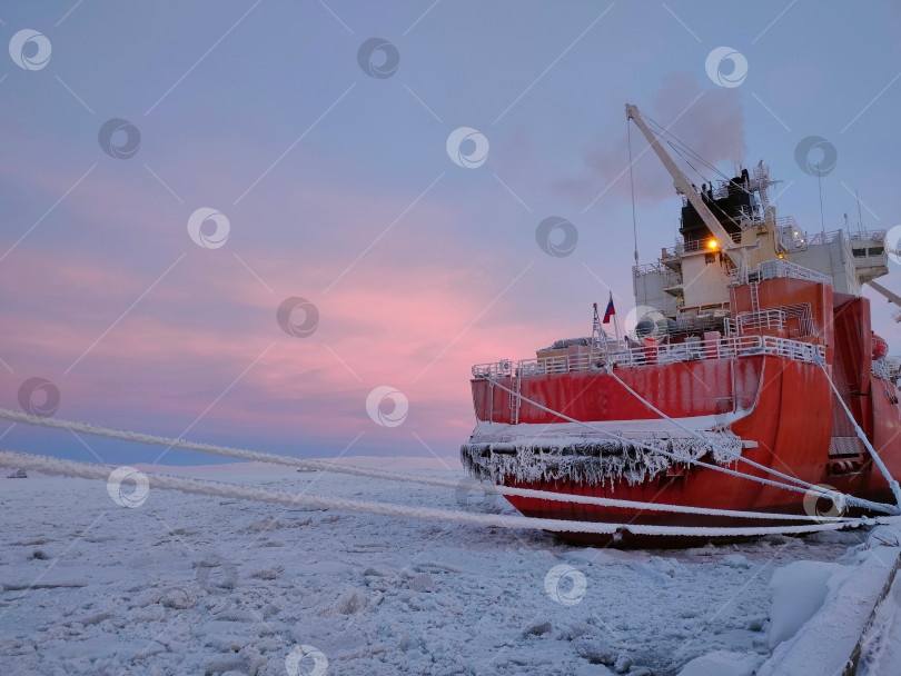 Скачать Закрепленная корма судна у причальной стены морского порта г. Певек. Арктика Зимняя навигация. фотосток Ozero