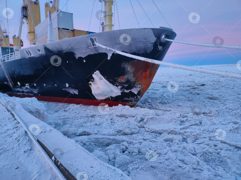 Скачать Судно с грузом у портовой стены морского порта г Певек. Арктика. Зимняя навигация фотосток Ozero