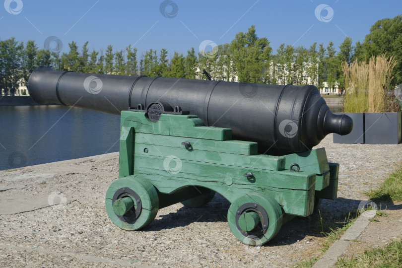Скачать Гладкоствольное 173-мм пушка, орудие, изготовленное из чугуна на Александровском заводе в 1855 году. фотосток Ozero