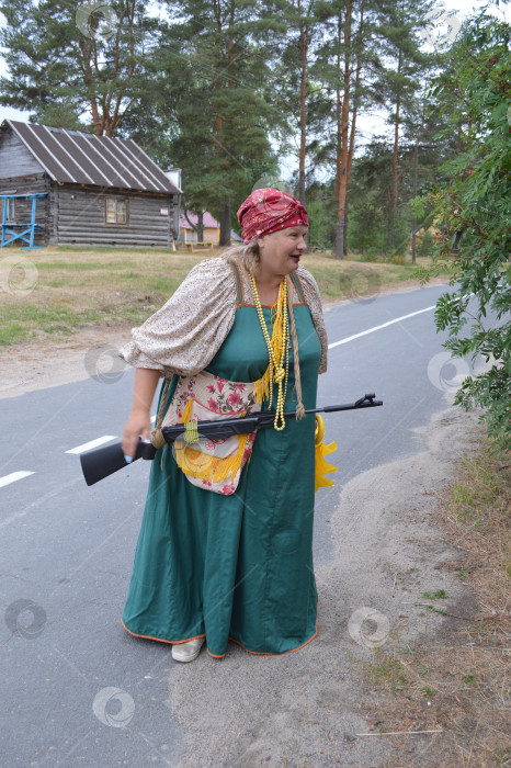 Скачать Женщина в традиционном русском костюме фотосток Ozero