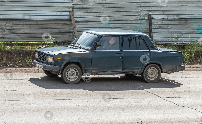 Скачать Россия г.Красноярск 23 мая  2025г. автомобиль  ВАЗ-2107  Советский и российский заднеприводный автомобиль фотосток Ozero
