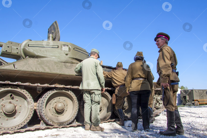 Скачать Москва, Россия, 2018-08-25, выставка военной техники, демонстрация военной техники в действии. Реконструкция жизни и боевых действий. фотосток Ozero