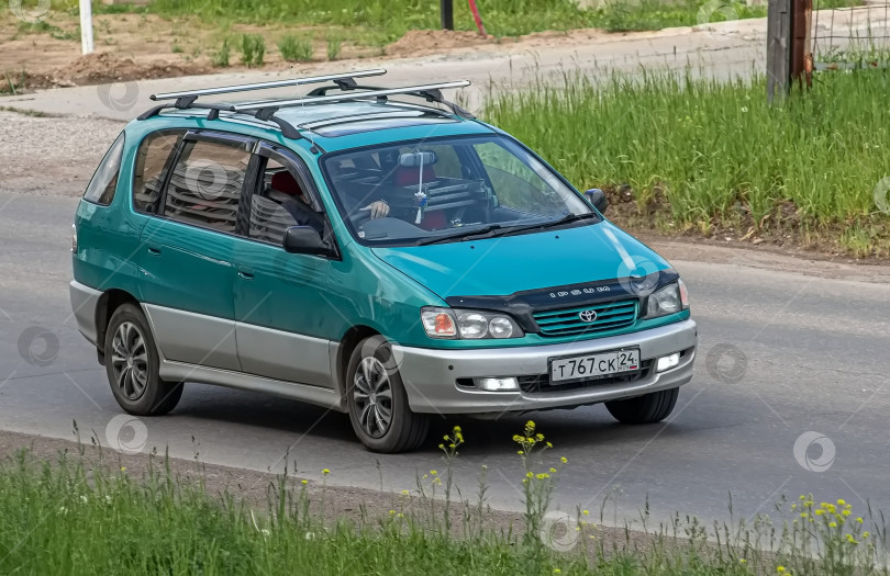 Скачать Россия г.Красноярск 23 мая  2025г. автомобиль Toyota Ipsum Compactvэn фотосток Ozero