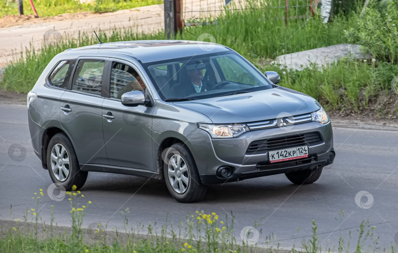 Скачать Россия, г.Красноярск 23 мая 2025г.Автомобиль Mitsubishi Outlander Японский кроссовер фотосток Ozero