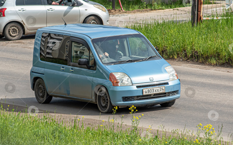 Скачать Россия г.Красноярск 23 мая  2025г. автомобиль Honda Mobilio Японский минивэн фотосток Ozero