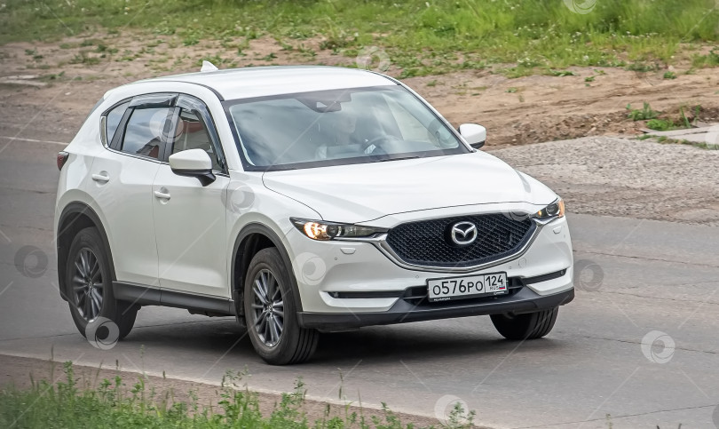 Скачать Россия г.Красноярск 23 мая  2025г. автомобиль Mazda CX-5 Японский кроссовер фотосток Ozero