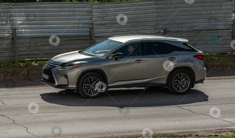 Скачать Россия г.Красноярск 23 мая  2025г. автомобиль Lexus RX 450h F Sport 2020 — гибридный внедорожник, производимый на всей территории России. фотосток Ozero
