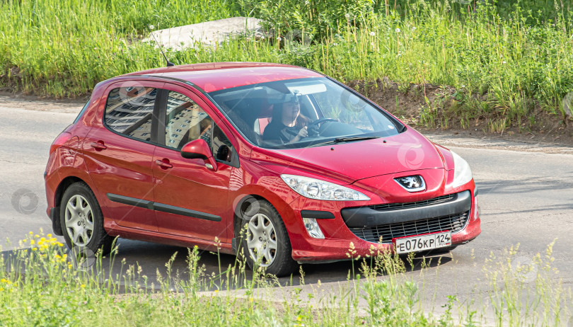 Скачать Россия г.Красноярск 23 мая  2025г. автомобиль Peugeot 308 I — серийный автомобиль, выпущенный в 2007 году. фотосток Ozero