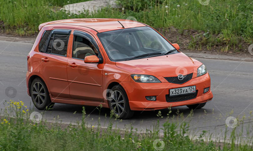 Скачать Россия г.Красноярск 23 мая  2025г. автомобиль Mazda Demio Японский автомобиль фотосток Ozero