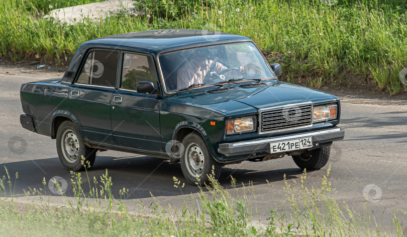 Скачать Россия г.Красноярск 23 мая  2025г. автомобиль ВАЗ-2107 («Жигули») — советский и российский серийный автомобиль II группы малого класса, с кузов типа седан. фотосток Ozero
