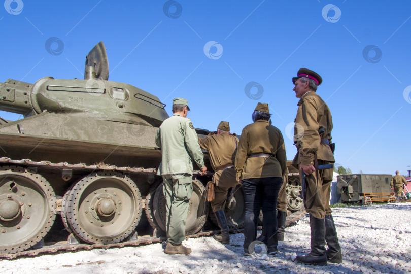 Скачать Москва, Россия, 2018-08-25, выставка военной техники, показ военной техники в действии. Реконструкция жизни и боевых действий. фотосток Ozero