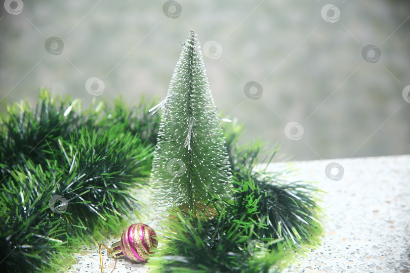 Скачать Зеленая мишура и ёлка фотосток Ozero