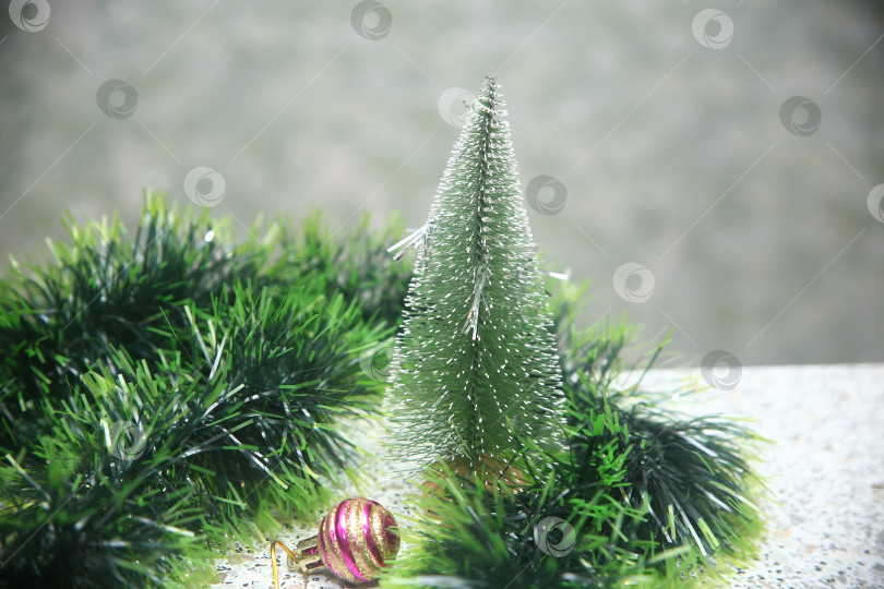 Скачать Зеленая мишура и новогоднее украшение фотосток Ozero