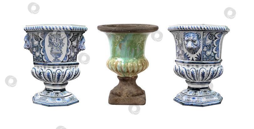 Скачать Старинная декоративная ваза из майолики, выделенная на белом фоне. Элемент дизайна с контуром вырезки фотосток Ozero