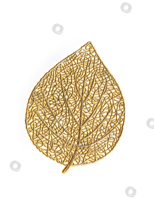 Скачать Орнамент из золотых рождественских листьев, выделенный на белом фоне, готов к вырезанию. Чрезвычайно высокое разрешение фотосток Ozero