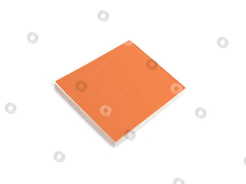 Скачать Книга в коричневой обложке с белыми листами, выделенными на белом фоне фотосток Ozero