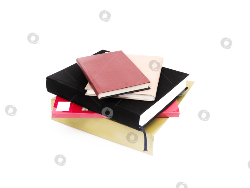 Скачать Стопка книг в цветных обложках с белыми листами, выделяющимися на белом фоне фотосток Ozero