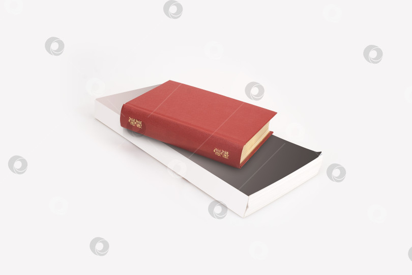 Скачать Стопка книг в цветных обложках с белыми листами, выделяющимися на белом фоне фотосток Ozero