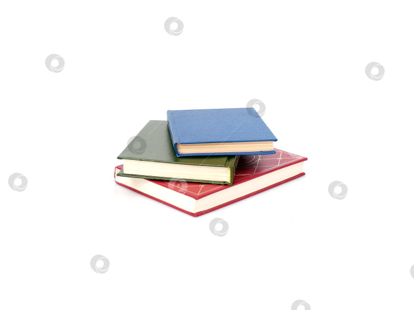 Скачать Стопка красных, зеленых и синих книг, выделенных на белом фоне фотосток Ozero