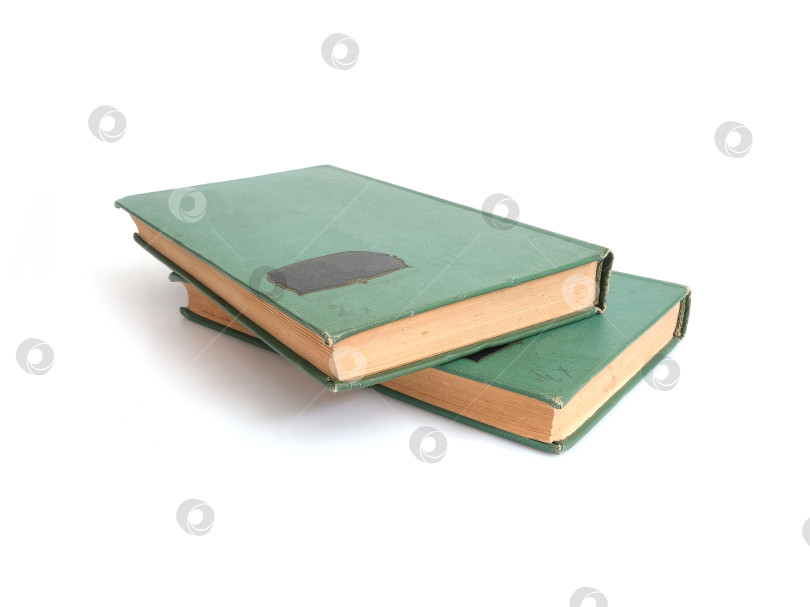 Скачать Стопка книг в цветных обложках с белыми листами, выделяющимися на белом фоне фотосток Ozero