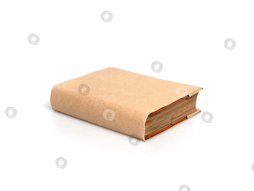 Скачать Старинная книга в крафтовом переплете с изолятами на белом фоне фотосток Ozero